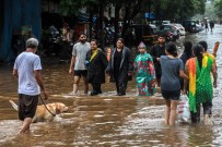 TREN SEFERLERİ - Hindistan'da Şiddetli Yağmur