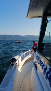 İznik Gölü'nde Mahsur Kalan 3 Kişiyi Jandarma Kurtardı