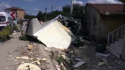 Kamyonet Evin Duvarına Çarptı Açıklaması 2 Yaralı