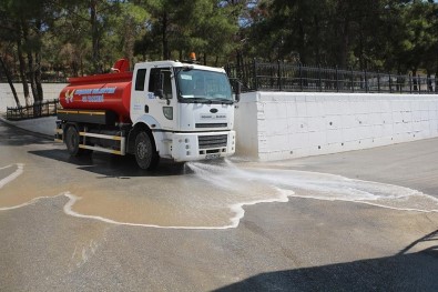 Kuşadası'nda Camiler Ve Mezarlıklar Temizleniyor