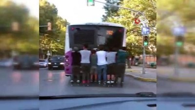 Patenci Gençlerin Otobüsün Arkasına Takılarak Yaptıkları Tehlikeli Yolculuk