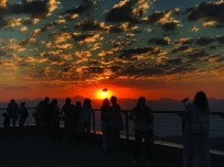 TELEFERIK - Tahtalı Dağı Zirvesi'nde Turistlerin Gün Batımı Keyfi