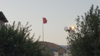 Yavuzeli'nde Yırtılmış Türk Bayrağı, Vatandaşın Tepkisini Çekti Haberi