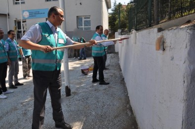 Bilecik'te Yükümlüler Yaz Tatilinde Okulları Boyuyor