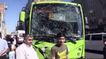 Diyarbakır'da Halk Otobüsü İle İş Makinesi Çarpıştı Açıklaması 5 Yaralı