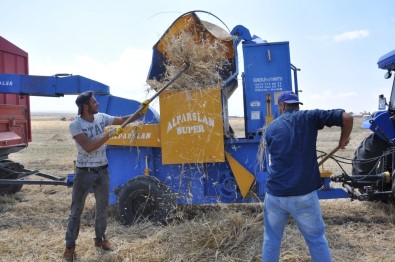 Kars'ta Köylüler, Güneş Altında Patos Vuruyor