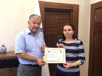 Kaymakam Duru'dan Çalışkan Ebe'ye Başarı Belgesi