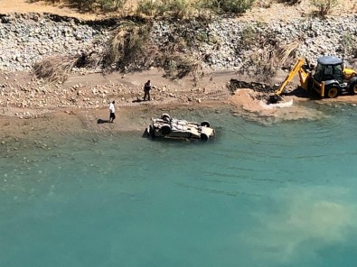 Siirt'te Çayda Bulunan Kamyonet Jandarma Tarafından Çıkarıldı