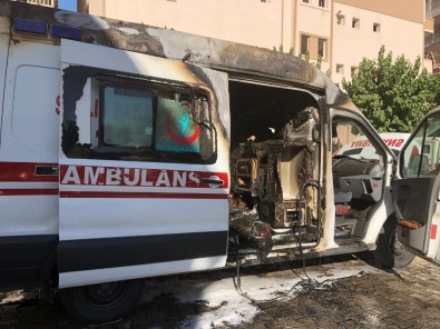 Siirt'te Park Halindeki Ambulans Alev Aldı