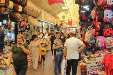 Tarihi Uzun Çarşı'da Bayram Hareketliliği