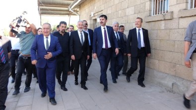 Bakan Kurum Isparta Millet Bahçesi Yapılacak Bölgede İncelemelerde Bulundu