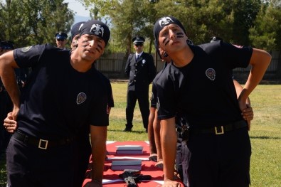 Balıkesir'de Polisler Mezuniyet Heyecanı Yaşadı