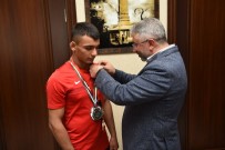 HAŞIM EĞER - Başkan Aşgın Şampiyon Sporcuyu Altınla Ödüllendirdi