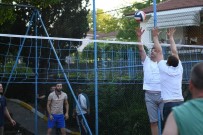VOLEYBOL MAÇI - Başkan Kocaman, Vatandaşlarla Voleybol Oynadı