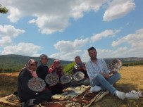 EL EMEĞİ GÖZ NURU - Köylüler Çini Sanatını Doğada Yaparak Geçimlerini Sağlıyorlar