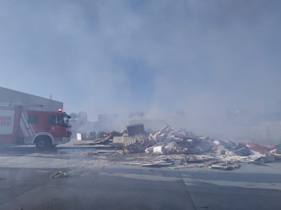 Sefaköy'de Atık Deposundaki Yangın Kontrol Altına Alındı