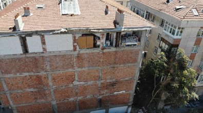 Avcılar'da Duvarı Olmayan Ev, Havadan Görüntülendi