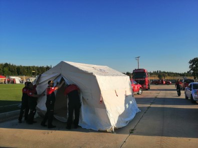 Depremzedeler İçin Konaklama Çadırlar Kuruluyor
