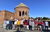 MEZAR TAŞLARı - Eğitimciler, Ahlat'ın Tarihi Mekanlarını Gezdi