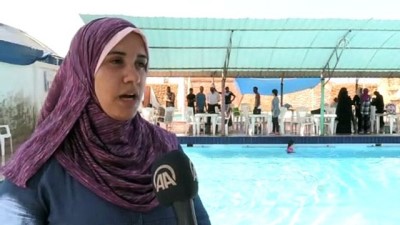 Gazze'de Otizmli Çocuklara Yüzmeyle Tedavi