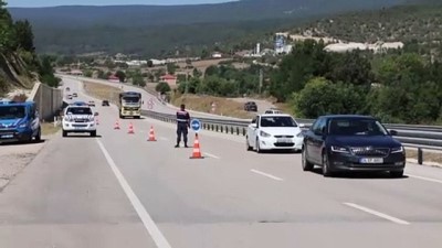 GÜNCELLEME - Otomobil Yol Kenarında Bekleyen Araca Çarptı Açıklaması 1 Ölü, 10 Yaralı
