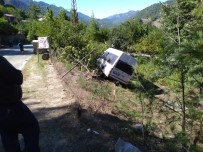 Adana'da İki Kişinin Ölümüne Neden Olan Minibüs Kaza Yerinden Kaldırıldı