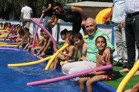 YILMAZ GÜNEY - Belediye Portatif Havuz Kurdu, Çocuklar Bayram Etti