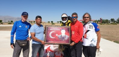 Hasan Dağ'ından Uçan Paraşütçüler Ömer Halisdemir'in Mezarını Ziyaret Etti