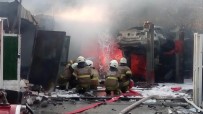 MADENİ YAĞ - İzmir'de Madeni Yağ Fabrikasında Çıkan Yangın Güçlükle Söndürüldü