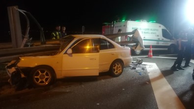 İzmir-İstanbul Otoyolu'nda Bariyere Ok Gibi Saplandı Açıklaması3 Ölü,2 Yaralı