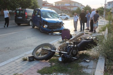 Motosiklet İle Otomobil Çarpıştı Açıklaması 2 Yaralı