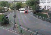 UNKAPANI KÖPRÜSÜ - (Özel) İstanbul'da Motosikletlinin Ölümden Döndüğü An Kamerada
