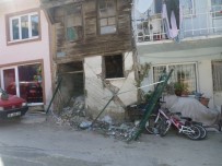 TRAFIK KAZASı - (Özel) Tarihi Binanın Yıkılma Tehlikesi Mahalleliyi Uyutmuyor