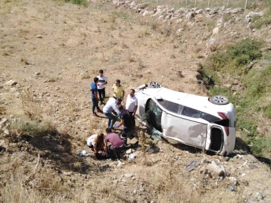 Sason'da Otomobil Şarampole Yuvarlandı Açıklaması 2 Yaralı