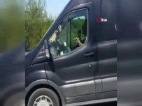 FATIH SULTAN MEHMET KÖPRÜSÜ - Seyir Halinde Olan Aracın Sürücüsü Direksiyonu Bırakıp Yemek Yedi