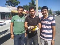 KULEÖNÜ - Tarlada Çalışan İşçilerin Bulduğu Yaralı Delice Kuşu DKMP'ye Teslim Edildi