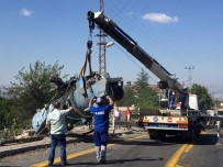 İŞ MAKİNESİ - 4 Kişinin Hayatını Kaybettiği Kazada İş Makinesi Olay Yerinden Kaldırıldı