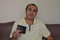 PAMUKKALE - Denizlili Fotoğrafçı Bulduğu Çantayı Turistlere Teslim Etti