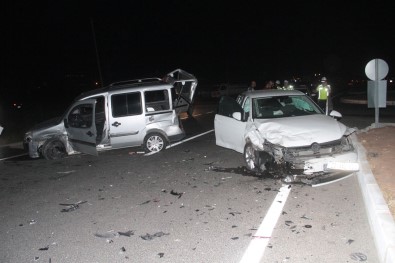 Elazığ'da Hafif Ticari Araç İle Otomobil Çarpıştı Açıklaması 5 Yaralı