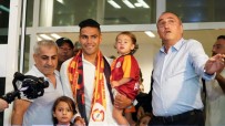 RADAMEL FALCAO - Falcao Ayağının Tozuyla Taraftara Üçlü Çektirdi
