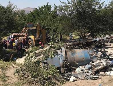 Kayseri'de kanal açma aracı evin üzerine devrildi