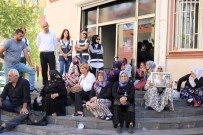 TERÖRİSTLER - Ailelerin HDP Önündeki Evlat Arayışı Devam Ediyor