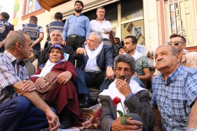 AK Parti Elazığ Milletvekili Demirbağ'dan HDP Önündeki Ailelere Destek Ziyareti