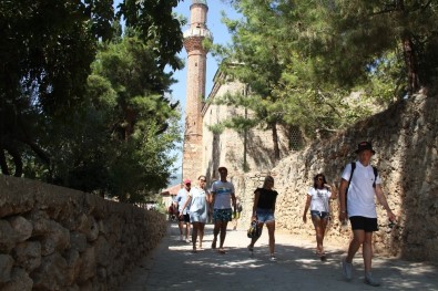 Alanya'da 788 Yıllık Tarihi Camiye Turistlerin Yoğun İlgisi