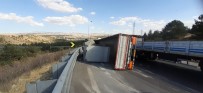 TIR ŞOFÖRÜ - Beton Kirişleri Taşıyan Tır Devrildi, Sürücü Yaralandı