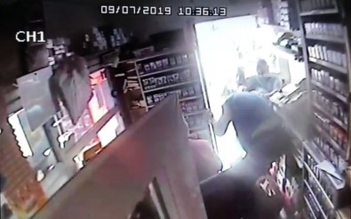 Büfede Şakalaşma Sonucu Çıkan Tekme Tokat Kavga Kamerada