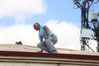 İŞ GÜVENLİĞİ UZMANI - Çatıda Yürekleri Ağza Getiren Çalışma