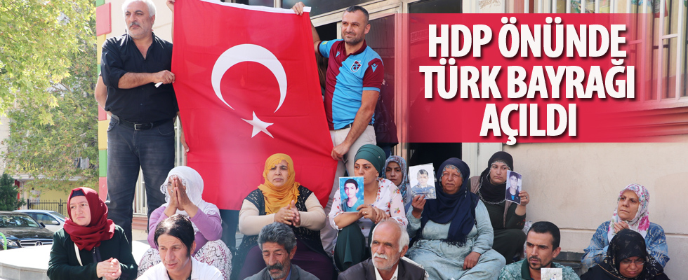 HDP önünde Türk bayrağı açıldı