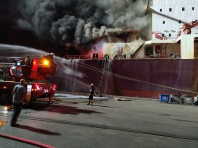 İskenderun Körfezinde Buğday Yüklü Gemide Çıkan Yangın 4 Saat Süren Çalışmayla Söndürüldü