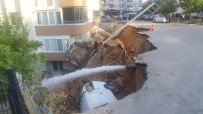 AYRANCıLAR - İstinat Duvarı Çöktü, Otomobil Altında Kaldı